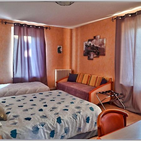 Logis Hotel Des Voyageurs Restaurant La Bonne Tabl'Hay Ливрон-сюр-Дром Экстерьер фото